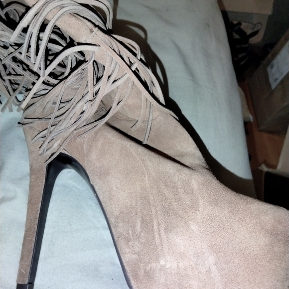 Suede and fringe platform boots. - Picture 6 of 8